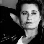 Эльфрида Елинек (Австрия). Получила Нобелевскую премию по литературе в 2004 году «За музыкальные переливы голосов и отголосков в романах и пьесах, которые с экстраординарным лингвистическим усердием раскрывают абсурдность социальных клише и их порабощающей силы». Источник фото: Театръ.