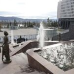 Испытания фонтана: струи бьют в ярусах Театральной площади, за ней видны Енисей и противоположный берег. Фото: Сергей Верещагин