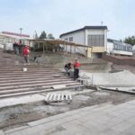 Реконструкция фонтана: рабочие ведут отделку ступеней и чаш. Фото: Сергей Верещагин