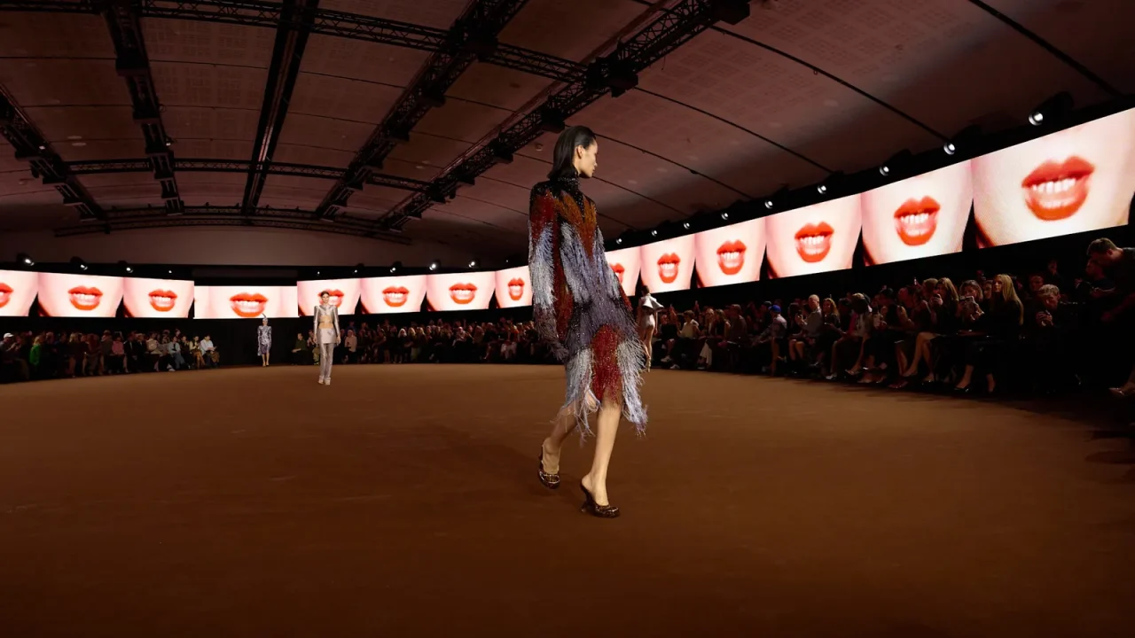 Показ Mugler состоялся 4 октября. Локацией стал Лувр, Каррузель. Креативный директор: Мигель Кастро Фрейташ. Коллекция была посвящена дикой природе и первобытным инстинктам. В качестве элементов оформления использовалась тревожная видеоинсталляция датского режиссера Каспера Сейерсена с кадрами спаривающихся улиток и целующихся людей.