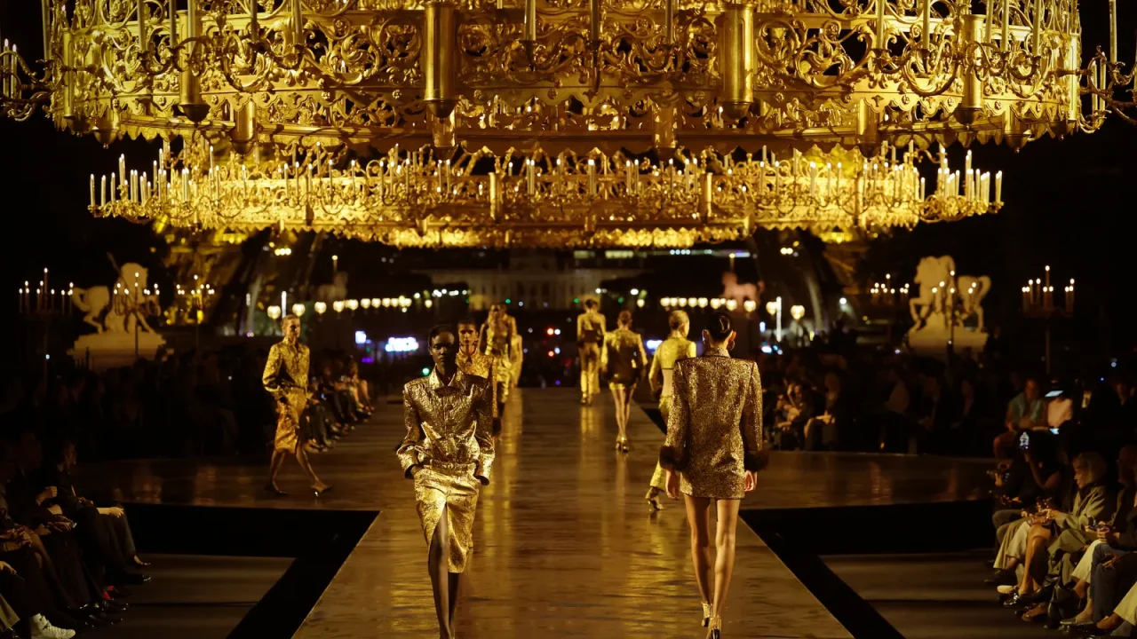 Показ Saint Laurent состоялся 29 сентября. Локацией стала площадь Трокадеро. Креативный директор: Энтони Ваккарелло. Декорация отсылала к первым показам модного дома. Ранее шоу проходили в императорском салоне отеля «Интерконтиненталь». Над подиумом разместили огромные золотые люстры со свечами.